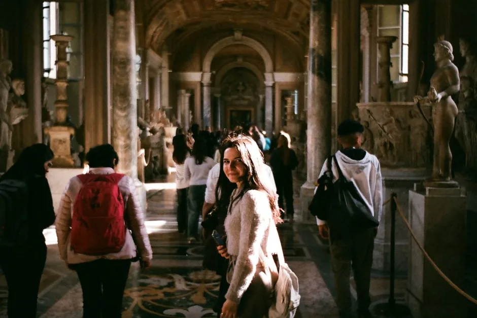 Visiteurs dans une galerie de musée d’archéologie